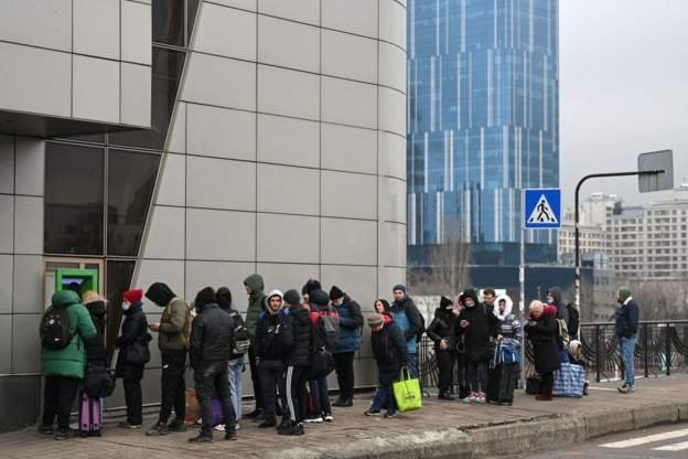 Antrean ATM di Kyiv.