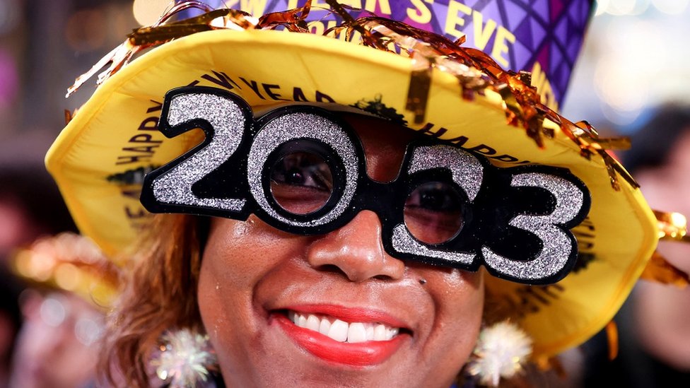 Seseorang memakai kacamata 2023 selama perayaan Tahun Baru di Times Square pada acara Malam Tahun Baru pertama tanpa batasan sejak pandemi Covid-19 di wilayah Manhattan di New York City, New York,