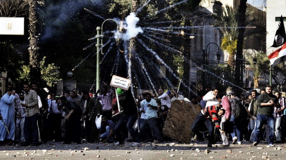 Explosiones de gas lacrimógeno durante las protestas en la capital egipcia.