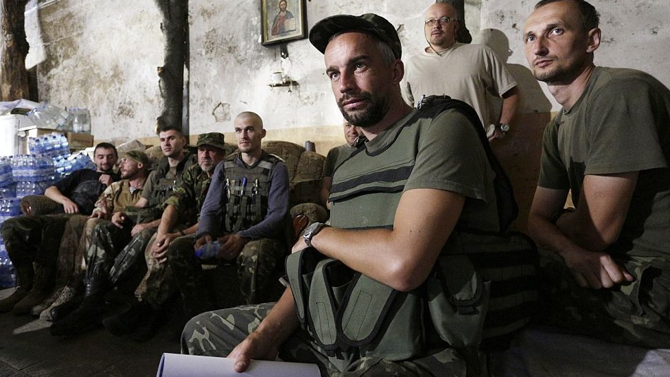 Так дивилися парад по ТБ у зоні бойових дій