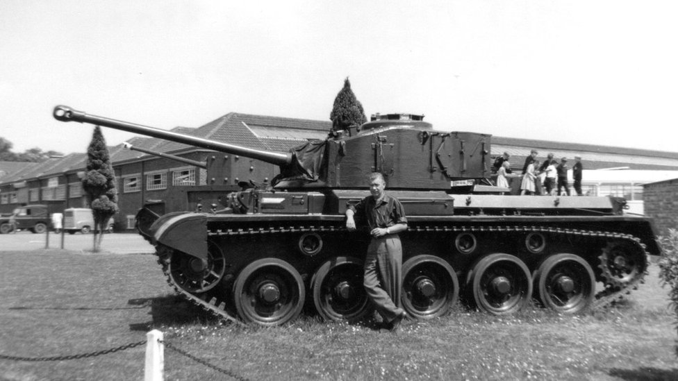 Том Мэтьюз-старший с танком