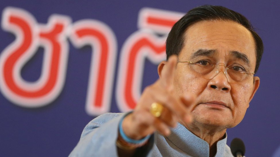 Премьер-министр Таиланда Прают Чан-о-ча жестикулирует во время пресс-конференции после еженедельного заседания кабинета министров в Доме правительства в Бангкоке, Таиланд, 18 августа 2020 года