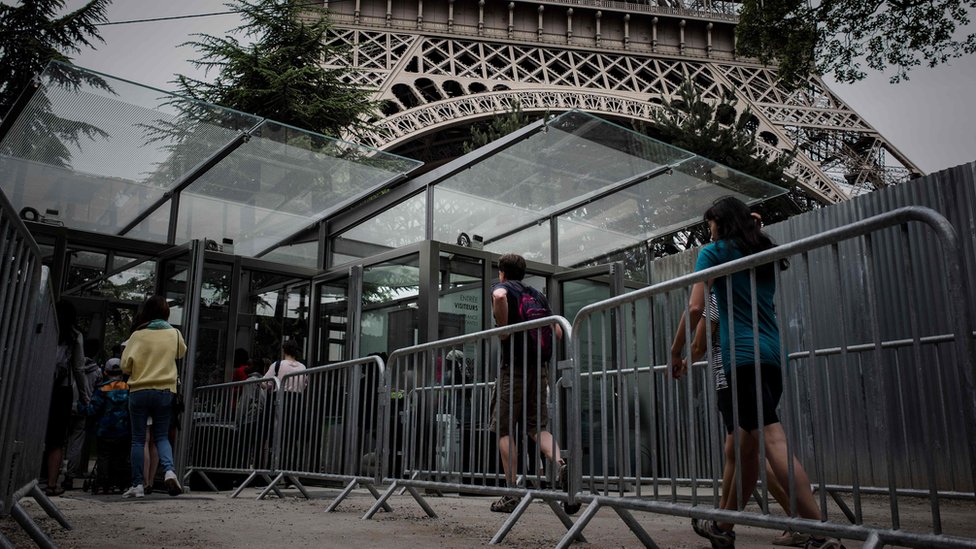 Turistas ingresan a la Torre Eiffel