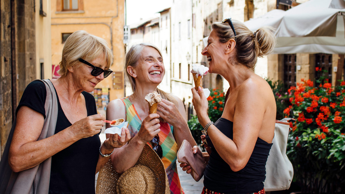 Друзья наслаждаются мороженым на европейской улице