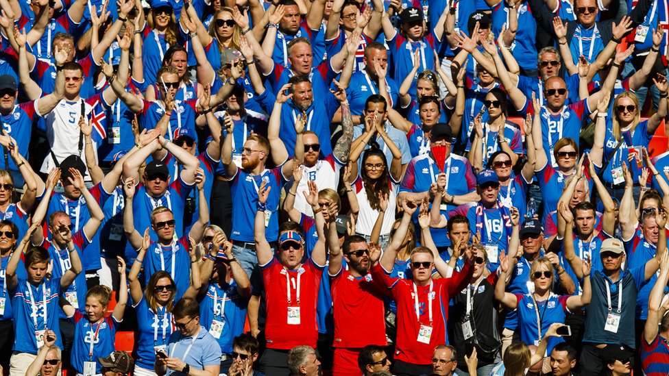 Los fanáticos de Islandia realizan el "aplauso de trueno.