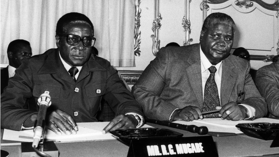 Конституционная конференция о будущем Зимбабве-Родезии, на которой присутствовали Роберт Мугабе (слева) и Джошуа Нкомо (справа). 10 сентября 1979 года: Конституционная конференция о будущем Зимбабве-Родезии, на которой присутствовали лидеры Патриотического фронта Роберт Мугабе (слева) и Джошуа Нкомо в Ланкастер-хаус, Лондон.