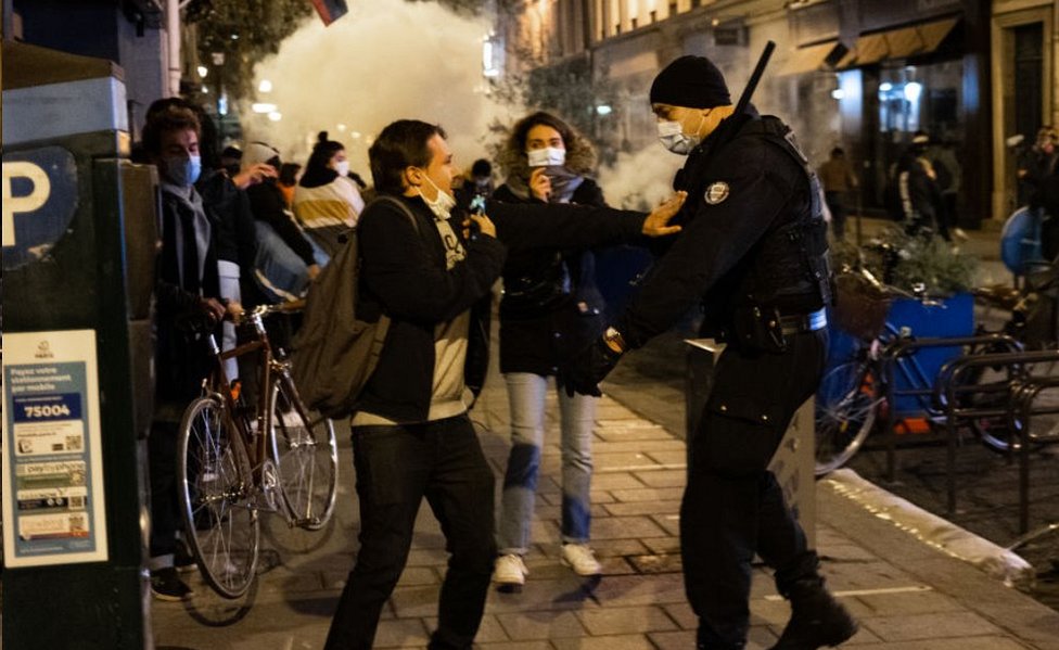 Manifestant Et Policier Dans La Rue À Paris, Avec Nuage De Gaz Lacrymogène, 23 Novembre 20