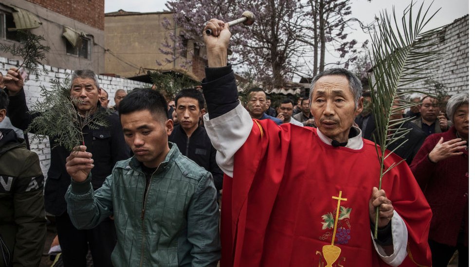 Alrededor de 67 millones de personas practican el cristianismo en China en sus diversas variantes. chinos cristianos