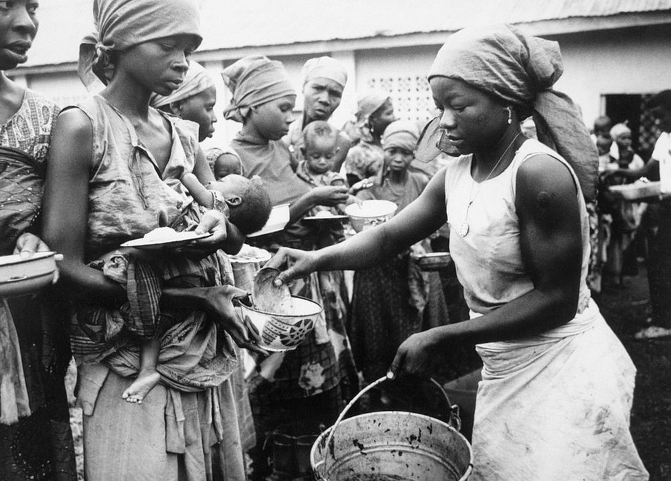 БИАФРА. По всем военным шансам, Биафра должна была давно проиграть войну с федеральной Нигерией. Он не проиграл, но в ближайшие несколько месяцев может быть побежден голодом. Здесь женщины и дети получают скудный паек в лагере беженцев.
