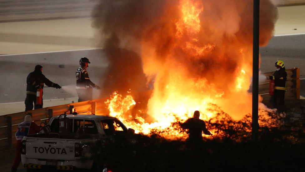 Momentos en que los bomberos apagan el incendio tras el accidente de Grosjean.