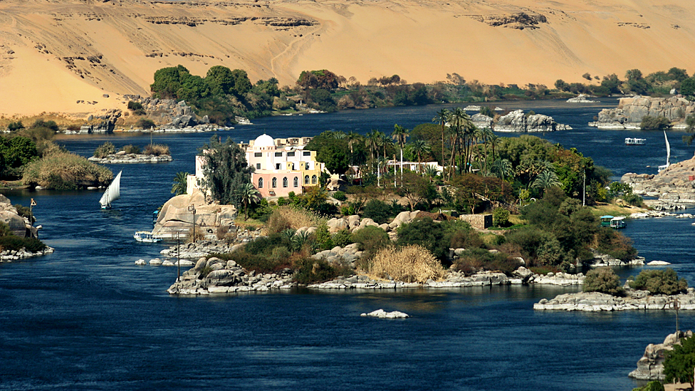 Нил протекает через египетский город Асуан примерно в 920 км (570 миль) к югу от столицы Каира