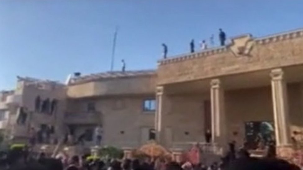 حرق المصحف: عشرات المتظاهرين يقتحمون مقر السفارة السويدية في بغداد 1 متظاهرون على سطح السفارة