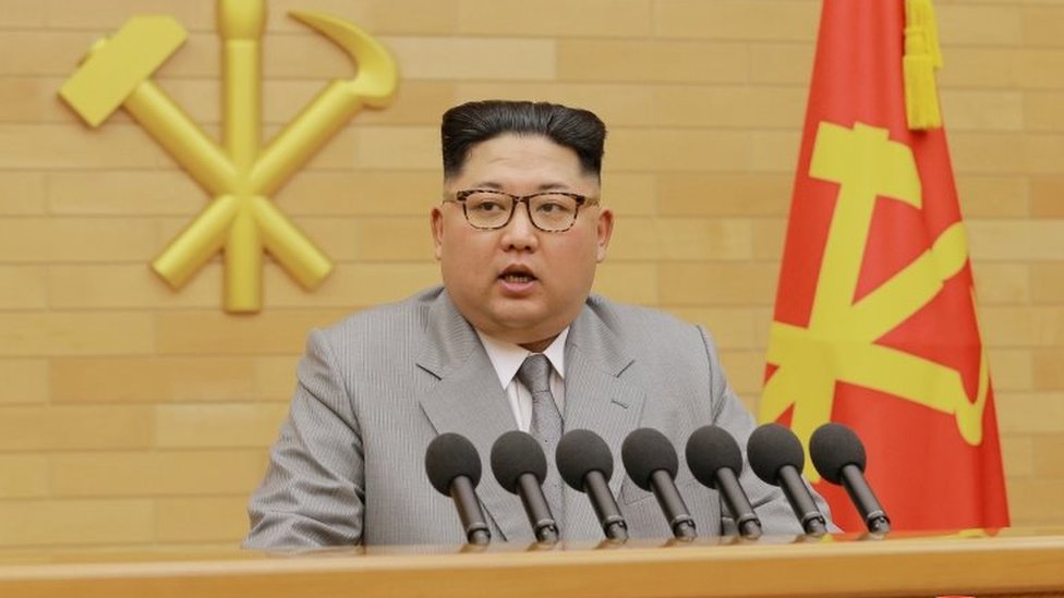 ФАЙЛОВОЕ ФОТО: Лидер Северной Кореи Ким Чен Ын выступает во время новогодней речи на этой фотографии, опубликованной Центральным корейским информационным агентством Северной Кореи (KCNA) в Пхеньяне 1 января 2018 года.