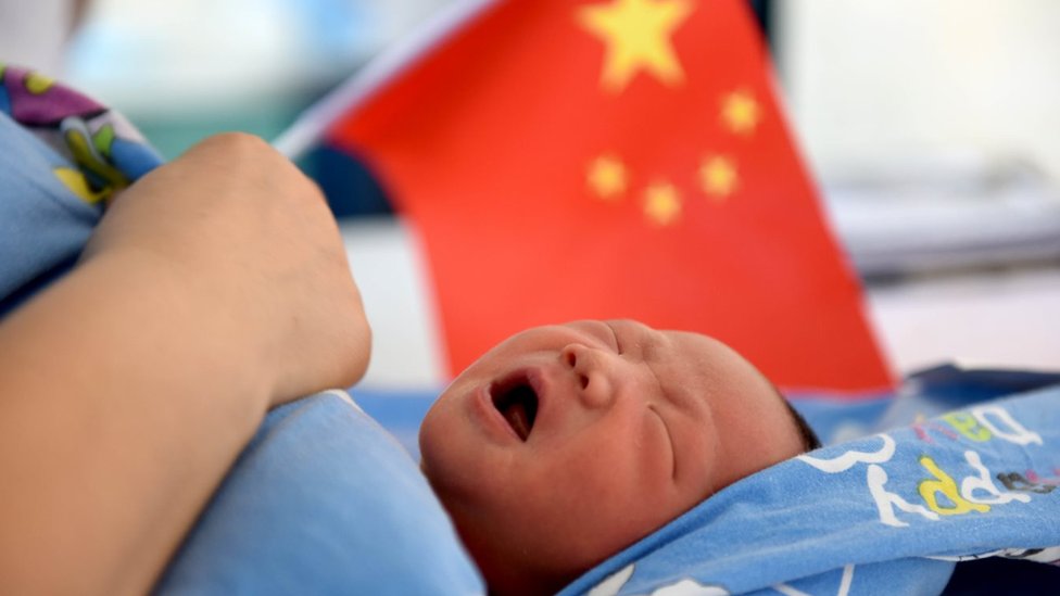 Китайский ребенок перед китайским флагом