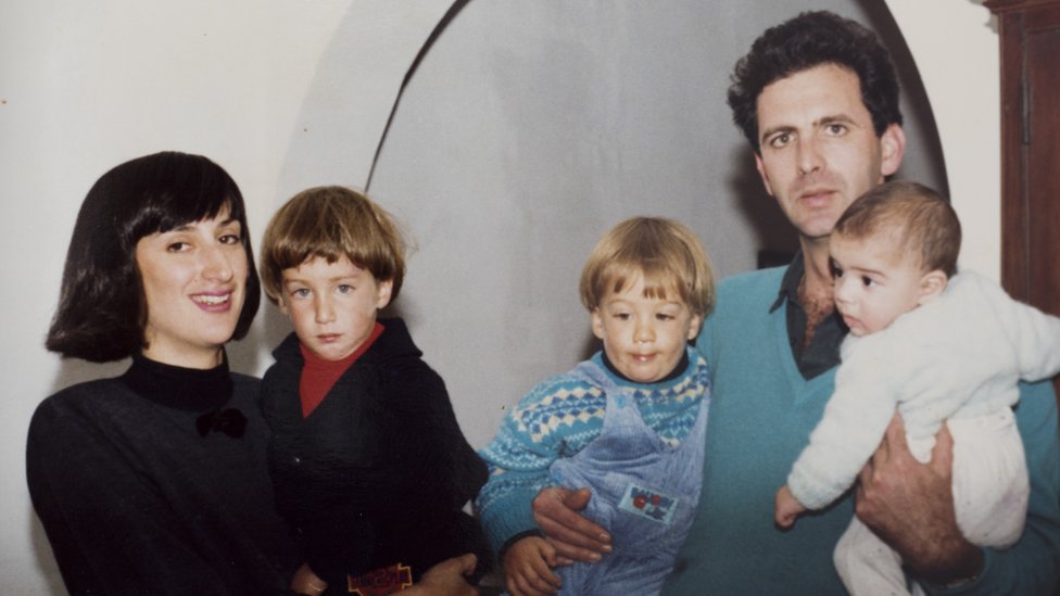 Коллекционная фотография 1989 года Питера и Дафны Каруаны Галиции с их сыновьями (слева направо) Мэтью, Эндрю и Полом