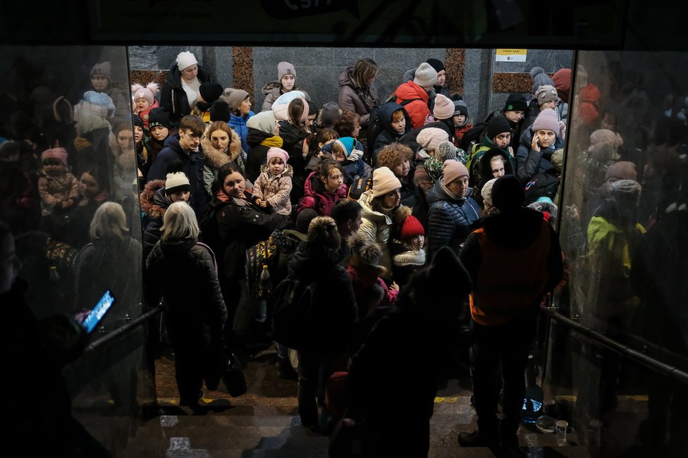 Žene i deca u redovima na železničkoj stanici u Lavovu čekaju voz za Poljsku. Kroz stanicu svaki dan prođe stotine hiljada ljudi