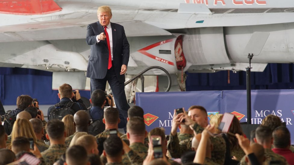 Trump en un discurso junto a soldados y con un avión caza a sus espaldas