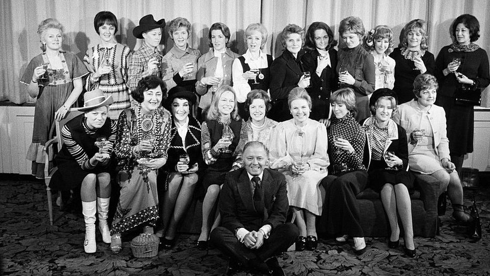صورة لكل من أتينبورو وسيم مع 20 من السيدات الرائدات في المسرحية في عام 1973