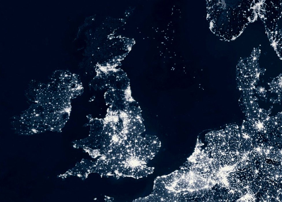 Ночная сцена Великобритании и части Западной Европы (c) SPL