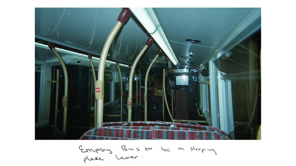 Изображение Санни: пустой нижний причал автобуса с написанным от руки заголовком: «Пустой автобус, который позже станет спальным местом».