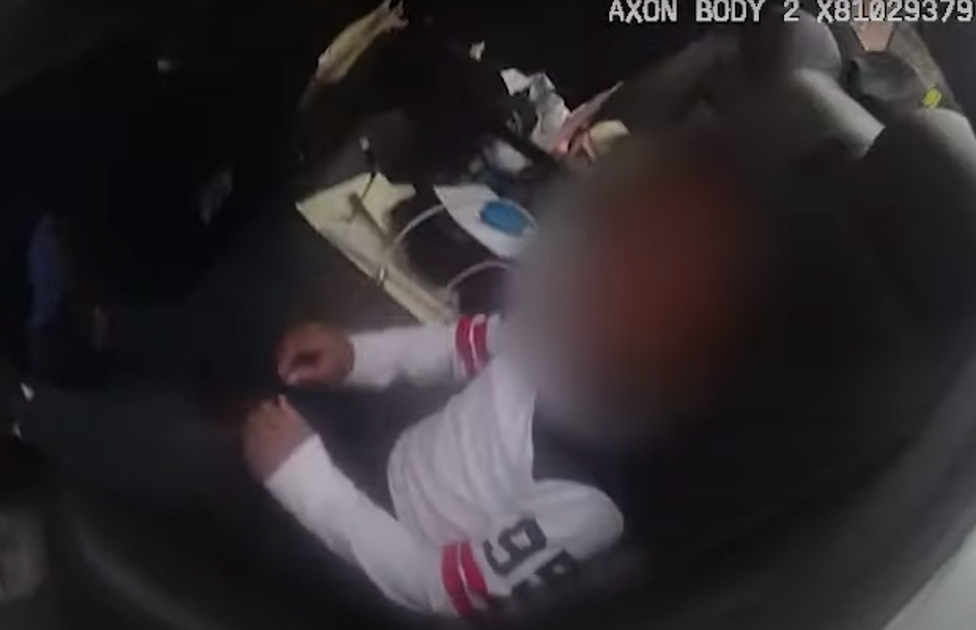 Captura del video en donde el niño está en el auto policial publicado por el Departamento de Policía del condado de Montgomery.