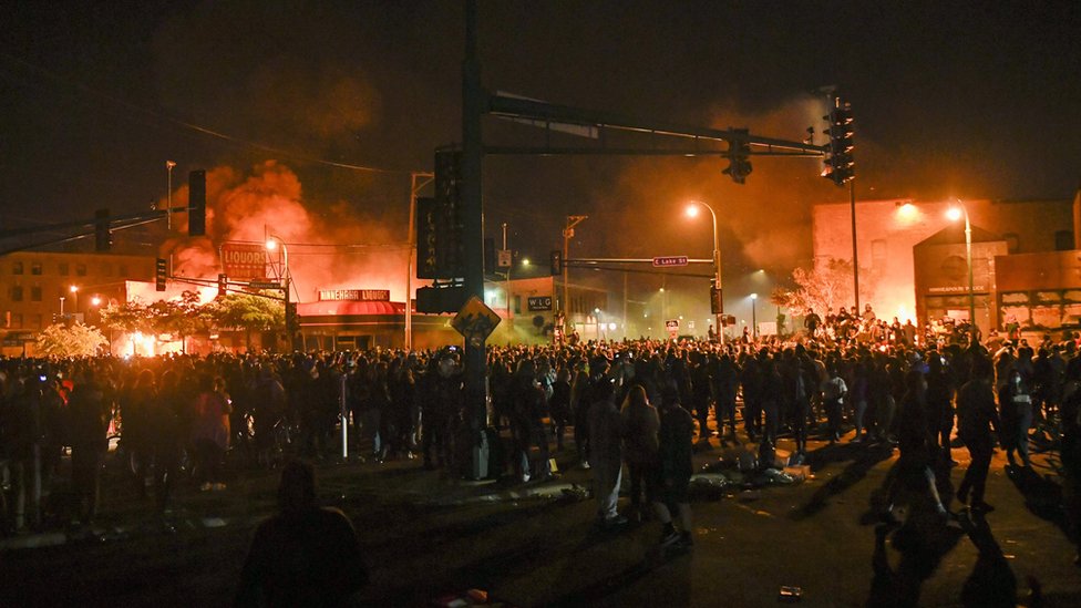 Протестующие собираются у горящего 3-го участка полиции в Миннеаполисе 28 мая 2020 года
