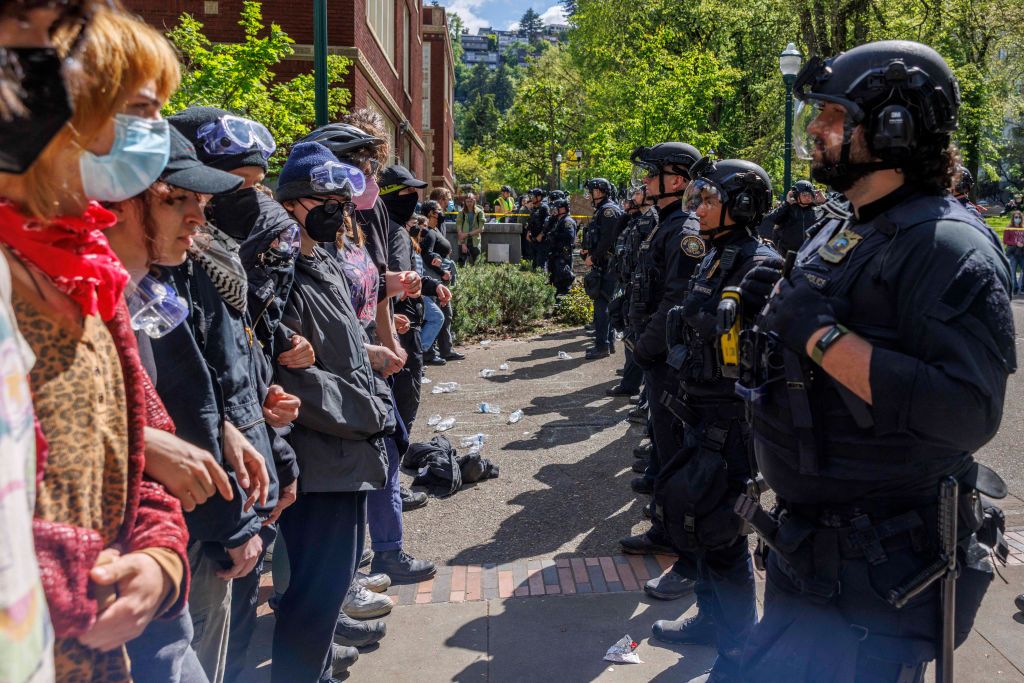 Propalestinski studenti i aktivisti nasuprot policajaca na Državnom univerzitetu u Portlandu