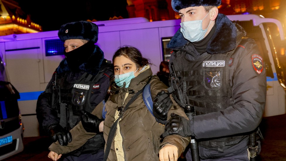 Una joven es arrestada por la policía rusa durante una protesta contra la invasión a Ucrania