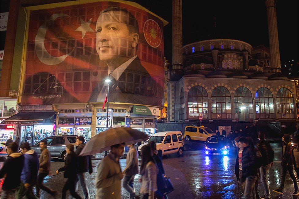 Знамя Эрдогана в Ризе, восточная Турция, 26 октября 16