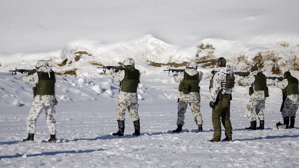 芬蘭卡累利阿旅的預備役人員在與俄羅斯接壤的邊境附近進行射擊演練