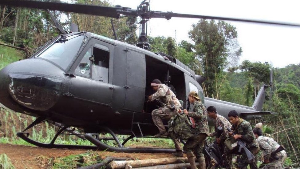 Soldados subiendo a helicóptero