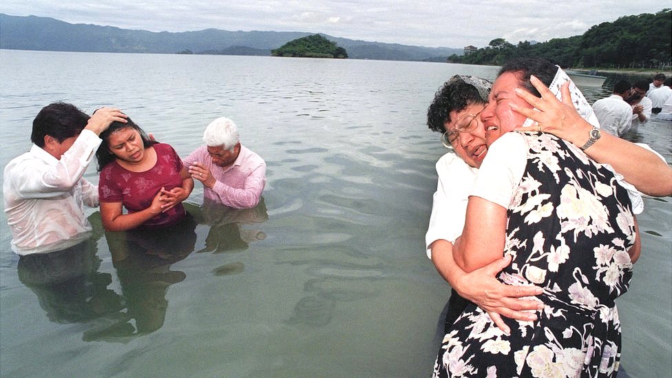 Escena de un bautizo evangélico en El Salvador en los años 90.