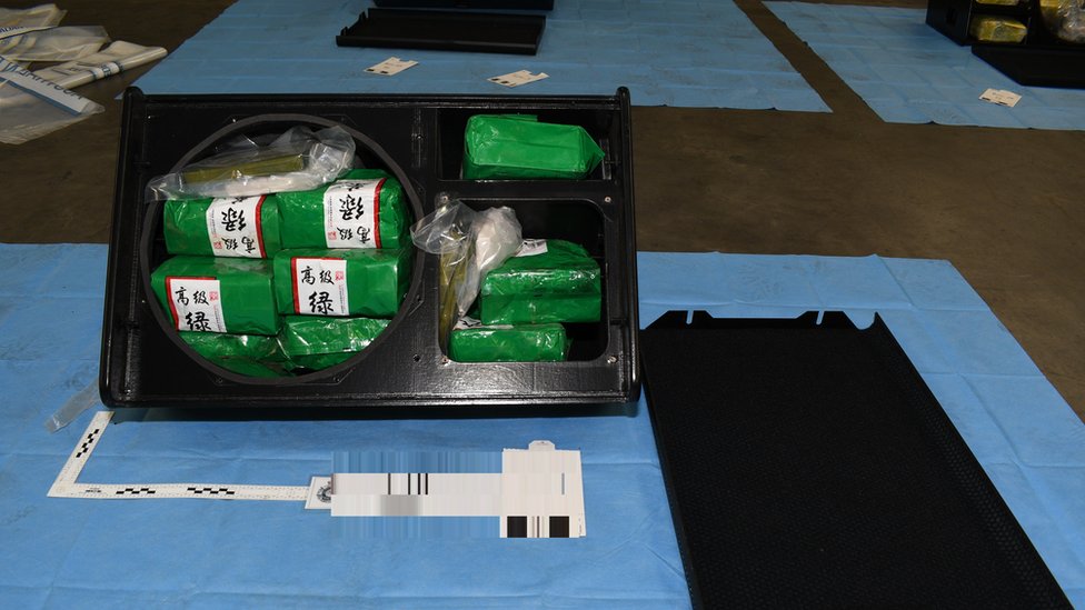 Предоставленное полицией изображение упаковок с наркотиками внутри открытого стереодинамика во время осмотра