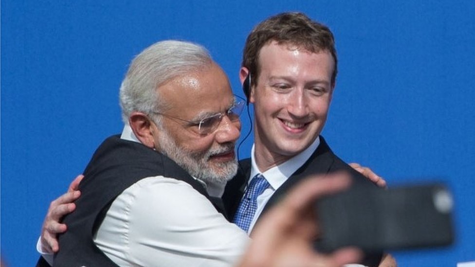 Премьер-министр Индии Нарендра Моди (слева) и генеральный директор Facebook Марк Цукерберг обнимаются после собрания ратуши в штаб-квартире Facebook в Менло-Парке, Калифорния, 27 сентября 2015 года.