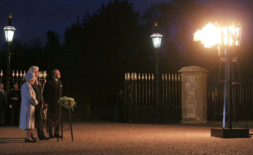 Kraliçe 2. Elizabeth, 2015 yılında Edinburg Dükü eşliğinde, Windsor Kalesi'nde 70. Zafer Günü anmaları kapsamında meşale yaktı.
