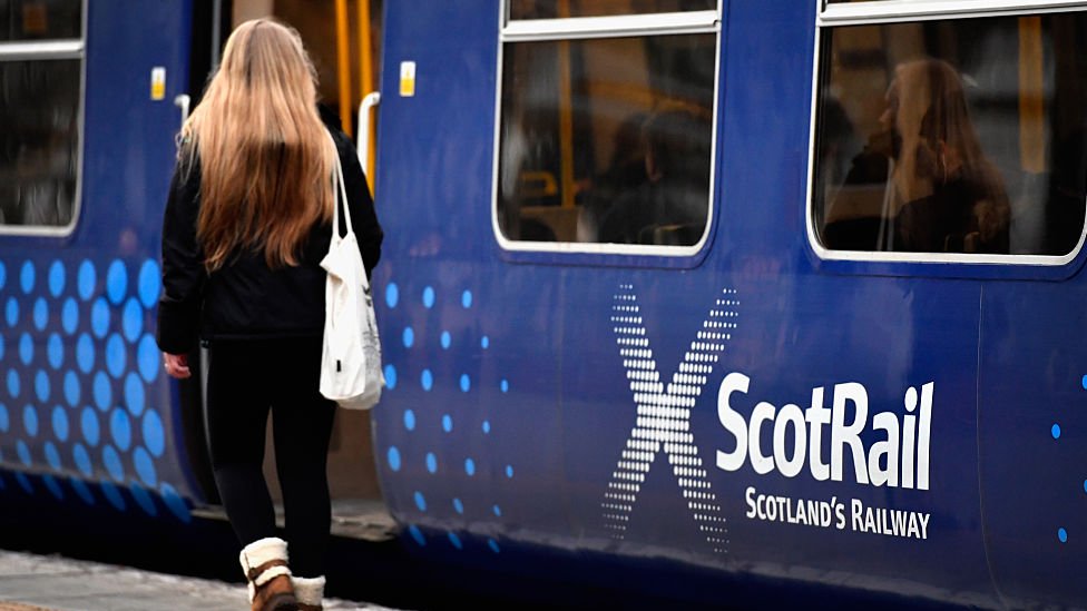 Поезда ScotRail, которыми управляет Abellio, прибывают и отправляются на центральный вокзал Глазго 5 декабря 2016 г.