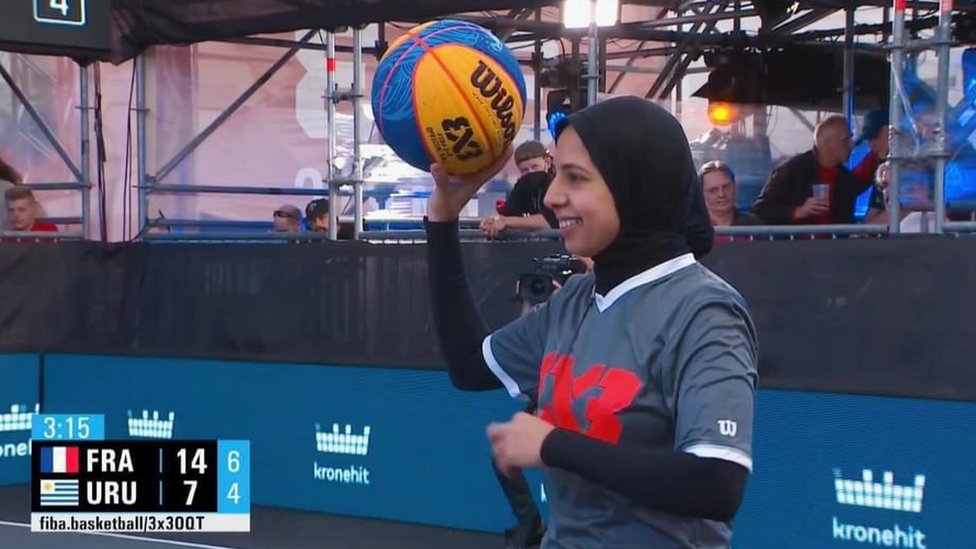 Olimpiyat Oyunları'nda 3x3 basketbol oyunlarını yönetecek Sara Gamal ilk başörtülü hakem.
