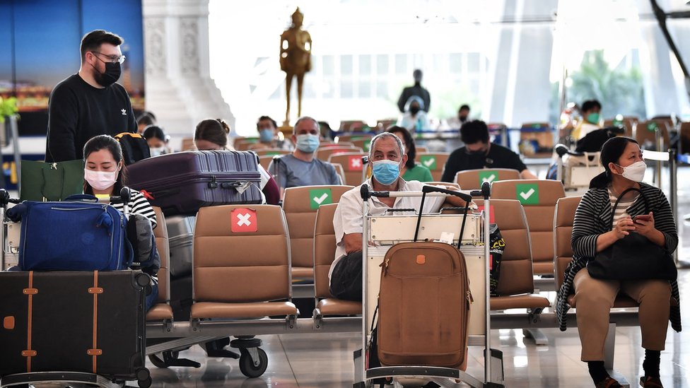 Turistler Bangkok'taki Suvarnabhumi Havalimanı'na varmaya başladı