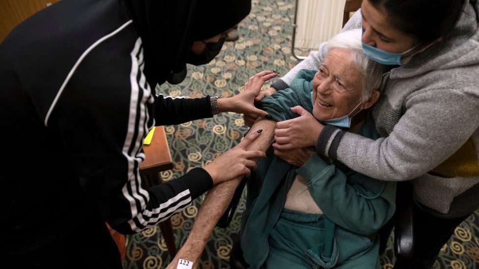 Una anciana se prepara para recibir la cuarta dosis de la vacuna contra covid en Israel, 6 de enero de 2022