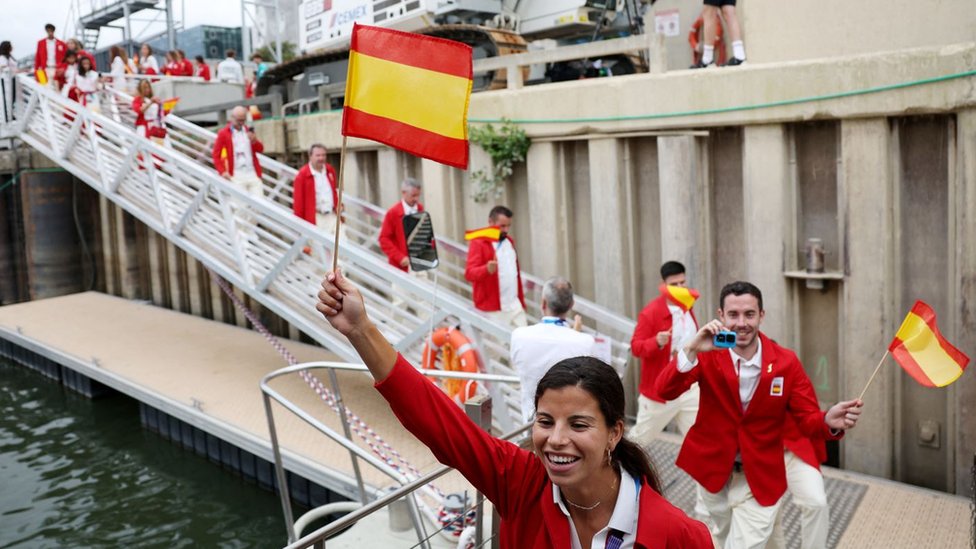 Španski sportisti se ukrcavaju na brod uoči ceremonije otvaranja Olimpijskih igara