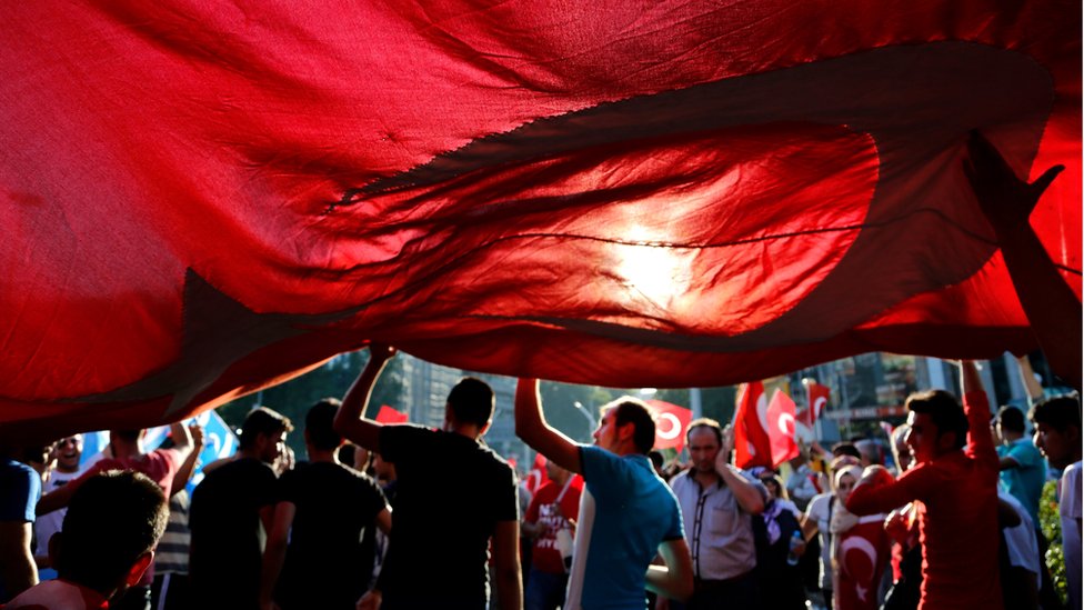 Люди в Анкаре протестуют против попытки государственного переворота