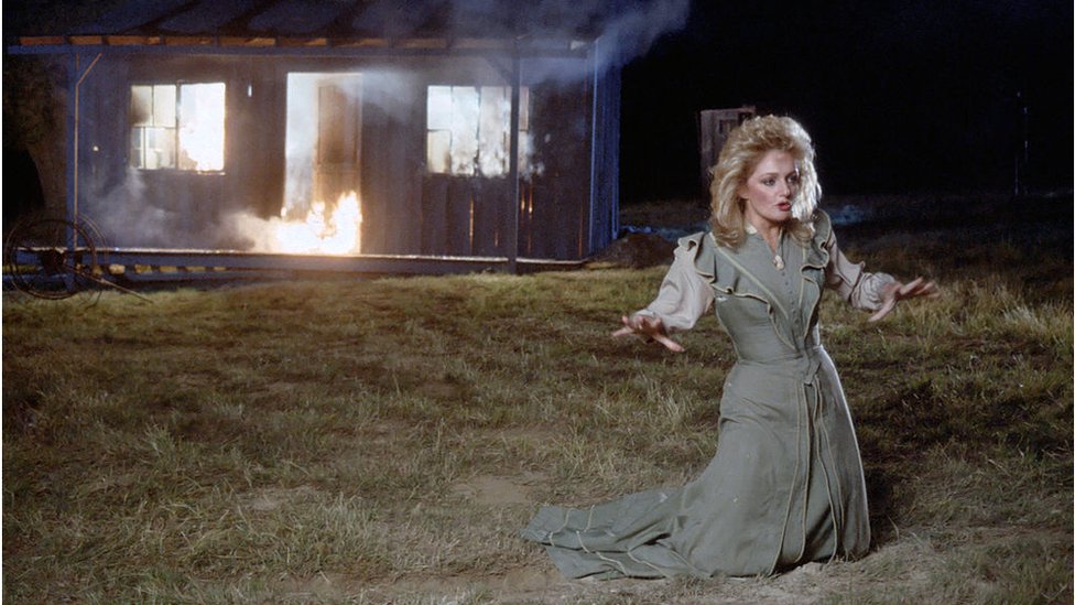 Bonnie Tyler en un video musical.