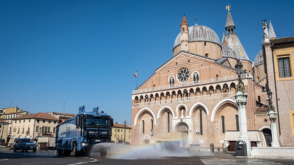 Camiones desinfectan las calles vacías de Padua