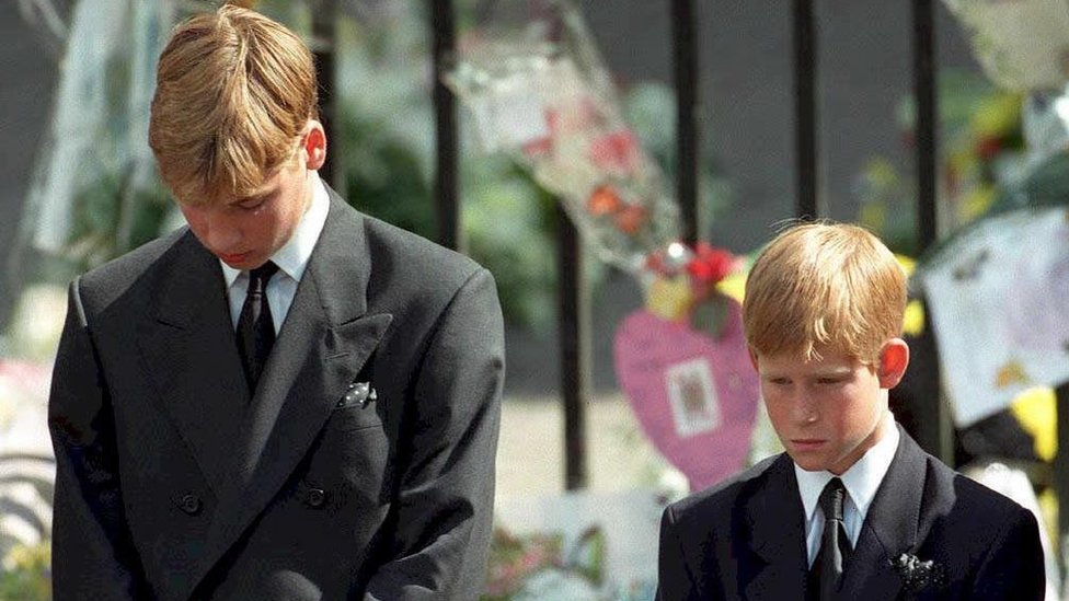 El príncipe William y el príncipe Harry en el funeral de su madre.