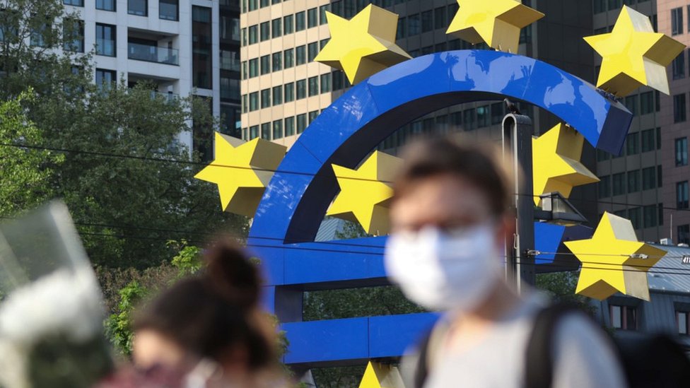 Знак евро на здании ЕЦБ во Франкфурте, Германия, 24 апреля 2020 г.