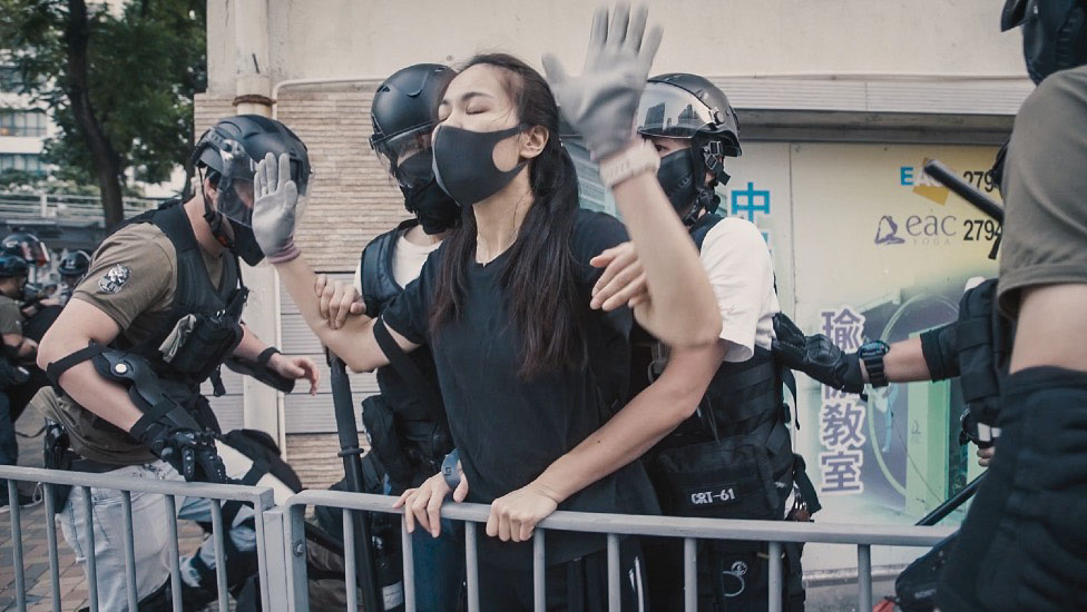 Юная протестующая задержана полицией после того, как ее догнали