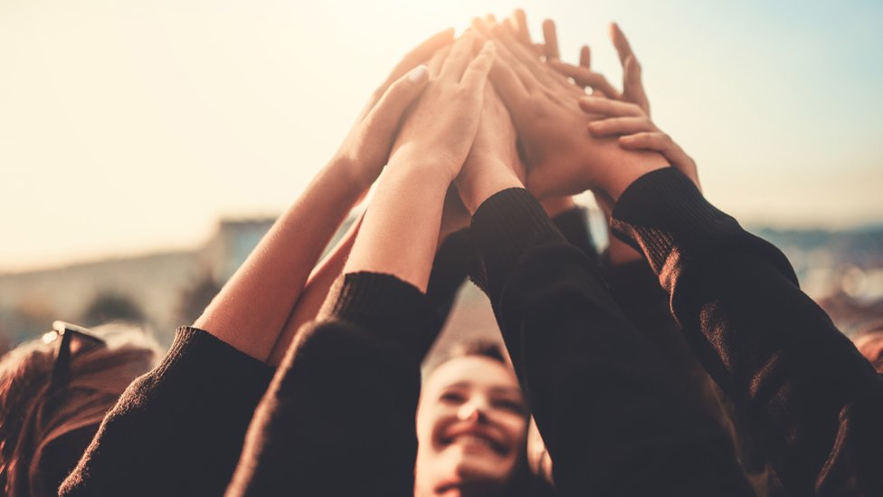 Mujeres estrechando las manos