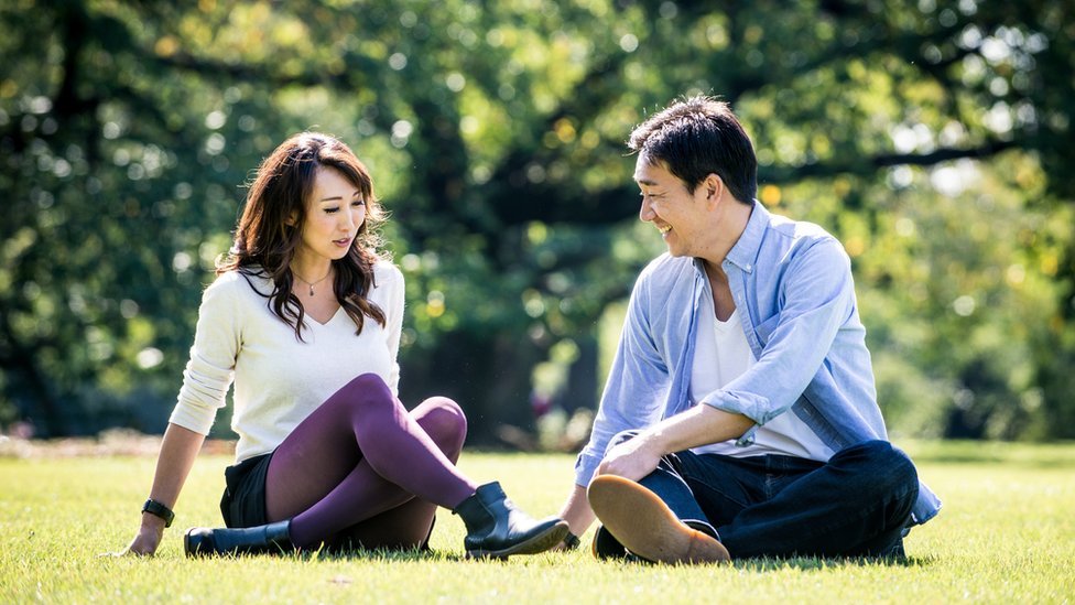 Una pareja japonesa en unm parque en Tokio.