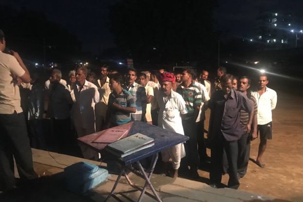 Semua tahanan harus menghadiri absen malam hari.