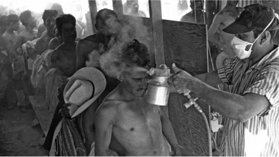En 1956, los braceros eran fumigados con DDT como parte del proceso de entrada a Estados Unidos.